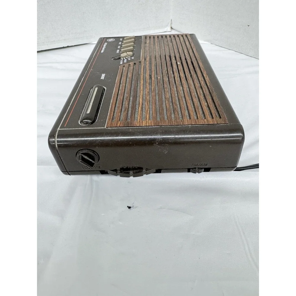 GE‎ Vintage 1980s Digital AM/FM Woodgrain Clock Radio Alarm Model 7-4612b Works